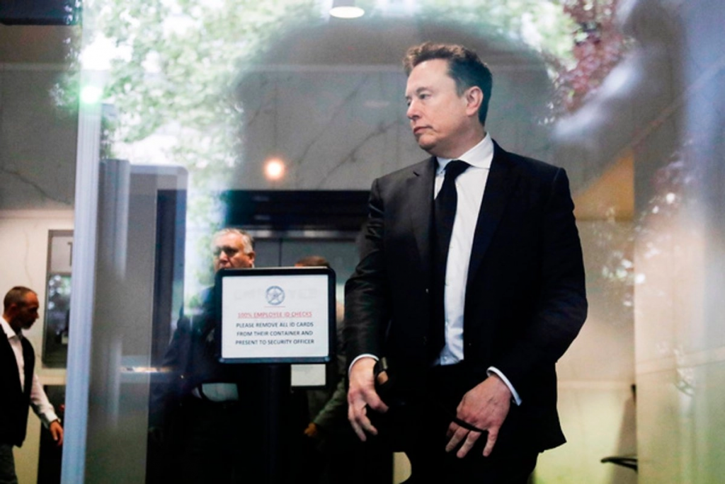 MUSK APUNTA CONTRA OPENAI EN JUICIO Y ADMITE ERROR AL FINANCIARLA