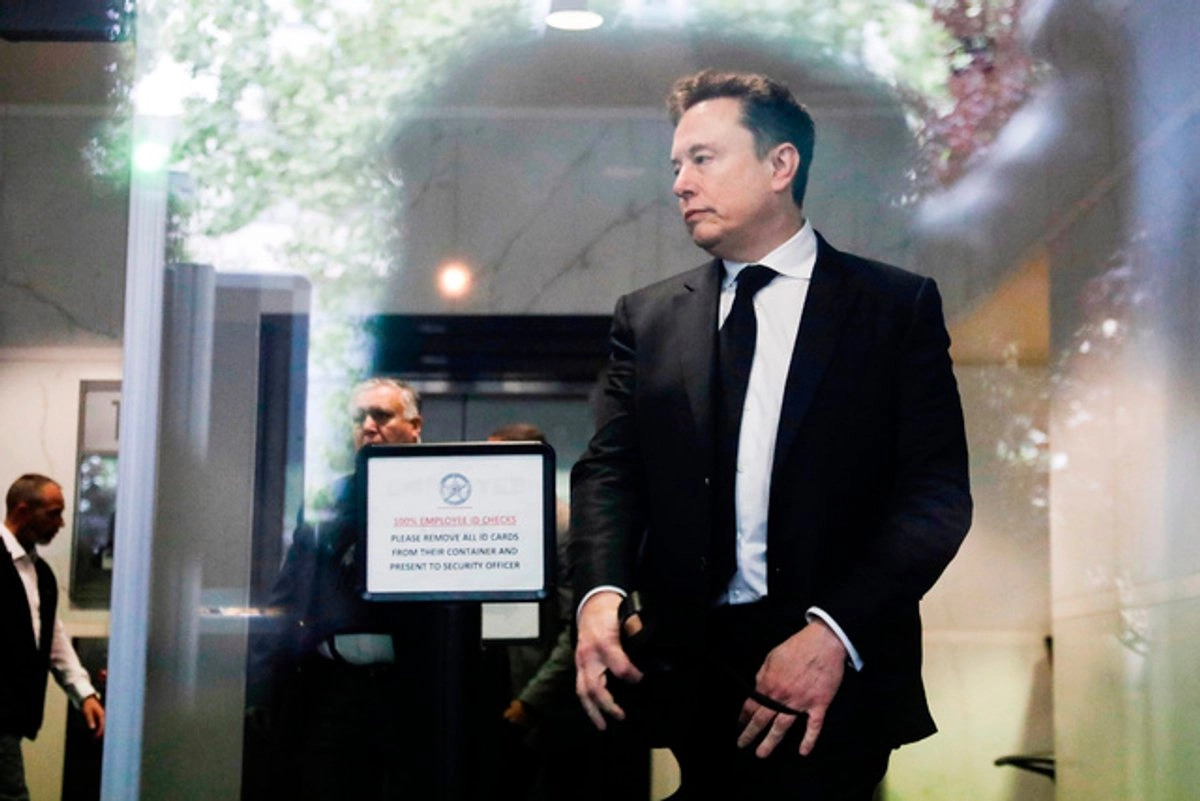 MUSK APUNTA CONTRA OPENAI EN JUICIO Y ADMITE ERROR AL FINANCIARLA