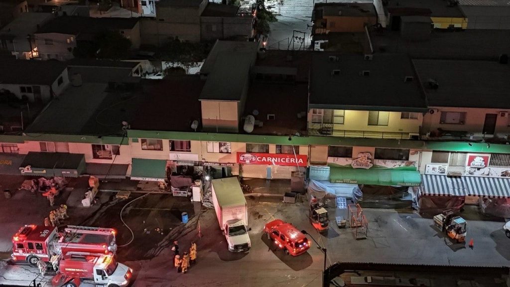 INCENDIO CONSUME UN LOCAL EN EL MERCADO DE ABASTOS SOBRE FEDERICO BENÍTEZ