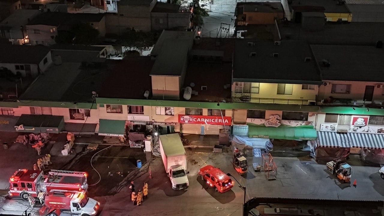 INCENDIO CONSUME UN LOCAL EN EL MERCADO DE ABASTOS SOBRE FEDERICO BENÍTEZ