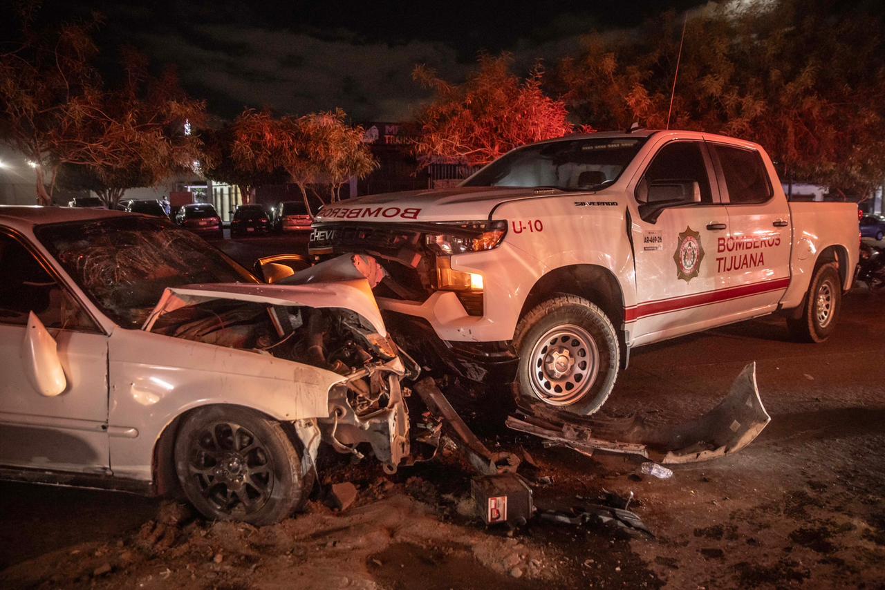 CHOQUE ENTRE UNIDAD DE BOMBEROS Y AUTO DEJA UN LESIONADO EN LA RUTA HIDALGO