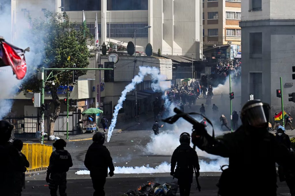 LA PAZ VIVE NUEVOS ENFRENTAMIENTOS EN MEDIO DE CRISIS SOCIAL EN BOLIVIA