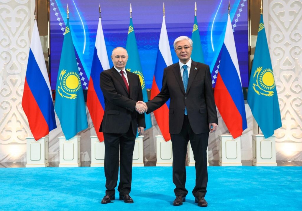 El presidente ruso Vladímir Putin y el presidente kazajo Kasim-Jomart Tokáyev, se dan la mano durante una reunión este jueves en el Palacio de la Independencia en Astaná, Kazajistán.