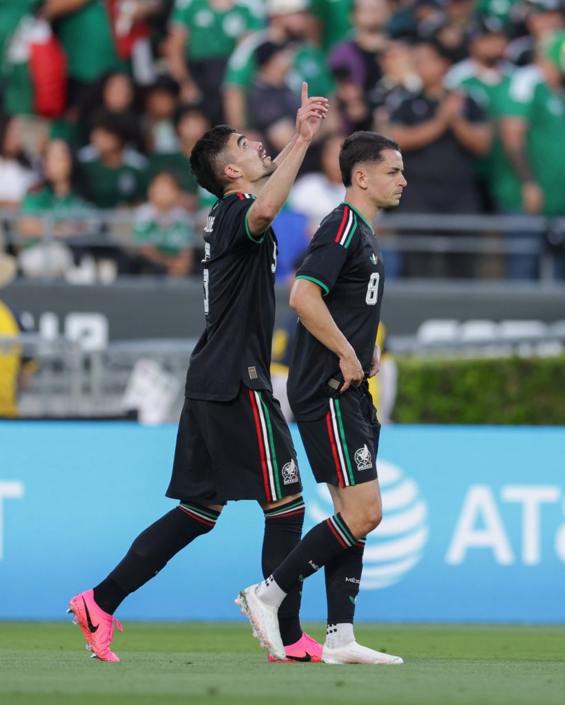 Johan Vásquez celebrando su gol en la victoria de México ante Australia este 30 de mayo.
