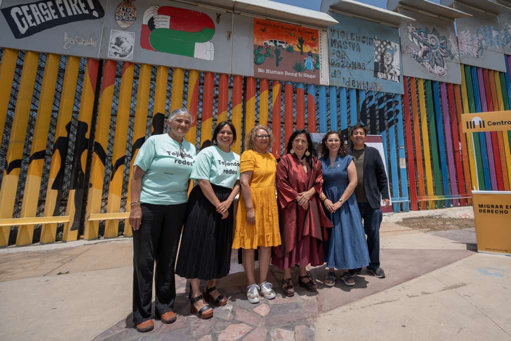 COLOCAN LA OBRA “TEJIENDO REDES” EN EL MURO FRONTERIZO RUMBO AL MUNDIAL 2026