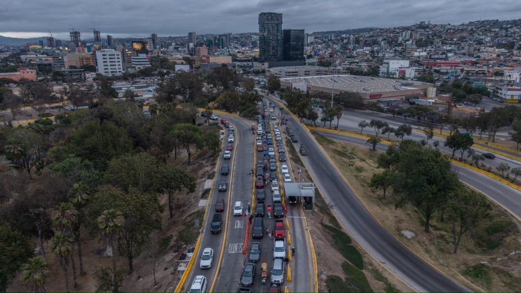 COLAPSAN VIALIDADES DE TIJUANA POR REGRESO HACIA ESTADOS UNIDOS DURANTE “MEMORIAL DAY”