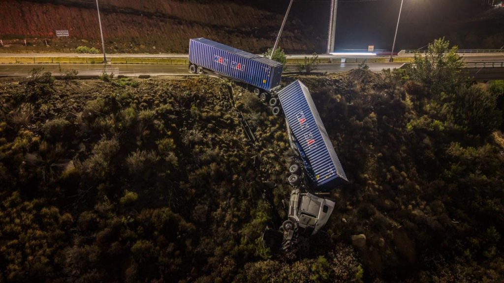 TRACTOCAMIÓN DE DOBLE REMOLQUE CAE A LADERA EN EL LIMÓN PADILLA; CONDUCTOR SALE ILESO