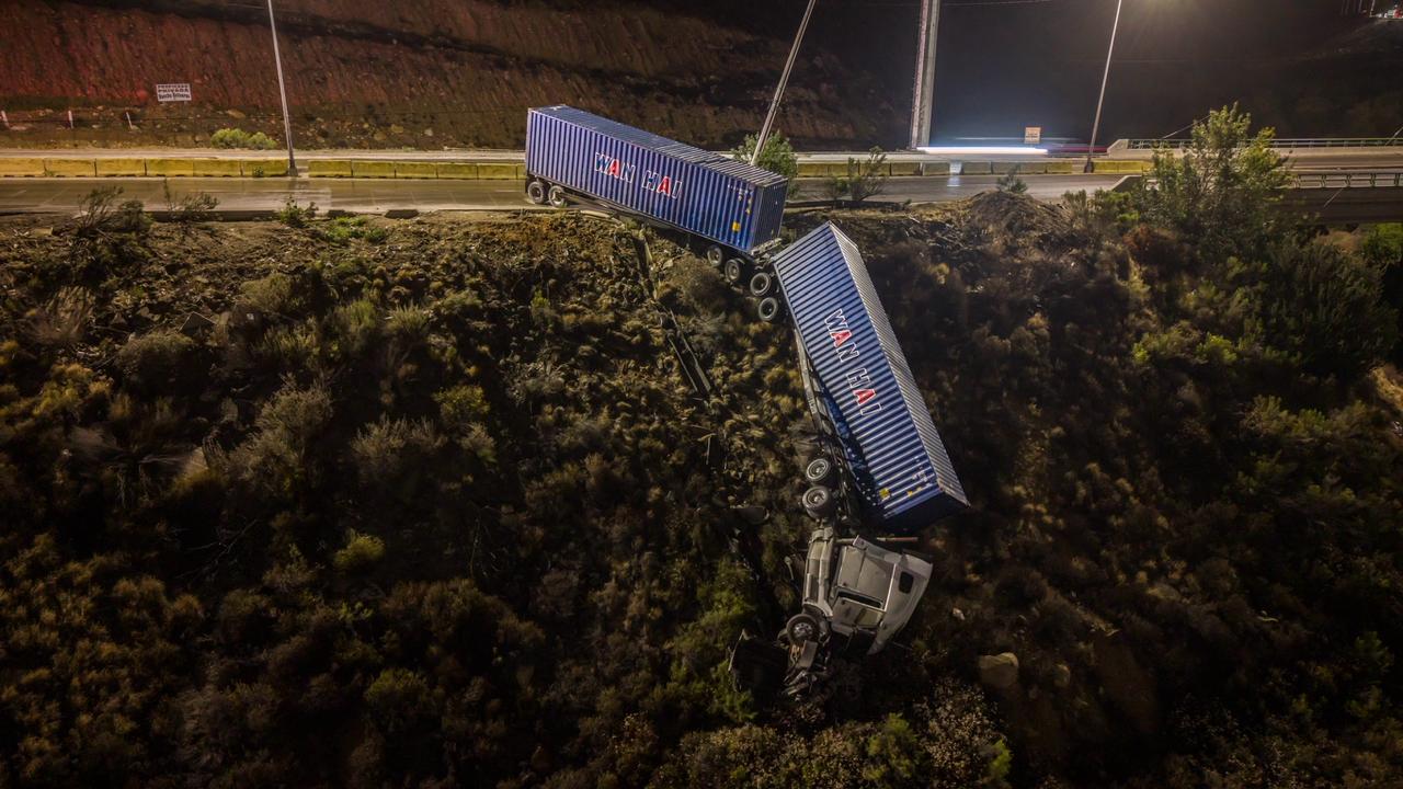 TRACTOCAMIÓN DE DOBLE REMOLQUE CAE A LADERA EN EL LIMÓN PADILLA; CONDUCTOR SALE ILESO