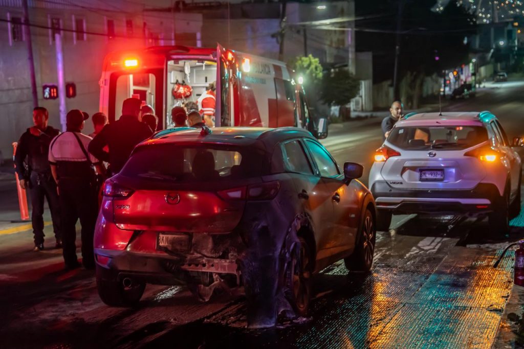 CHOQUE E INCENDIO DEJA A PAREJA MOTOCICLISTA CON QUEMADURAS.