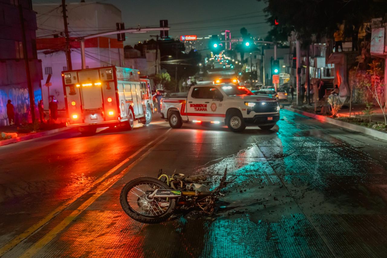 CHOQUE E INCENDIO DEJA A PAREJA MOTOCICLISTA CON QUEMADURAS