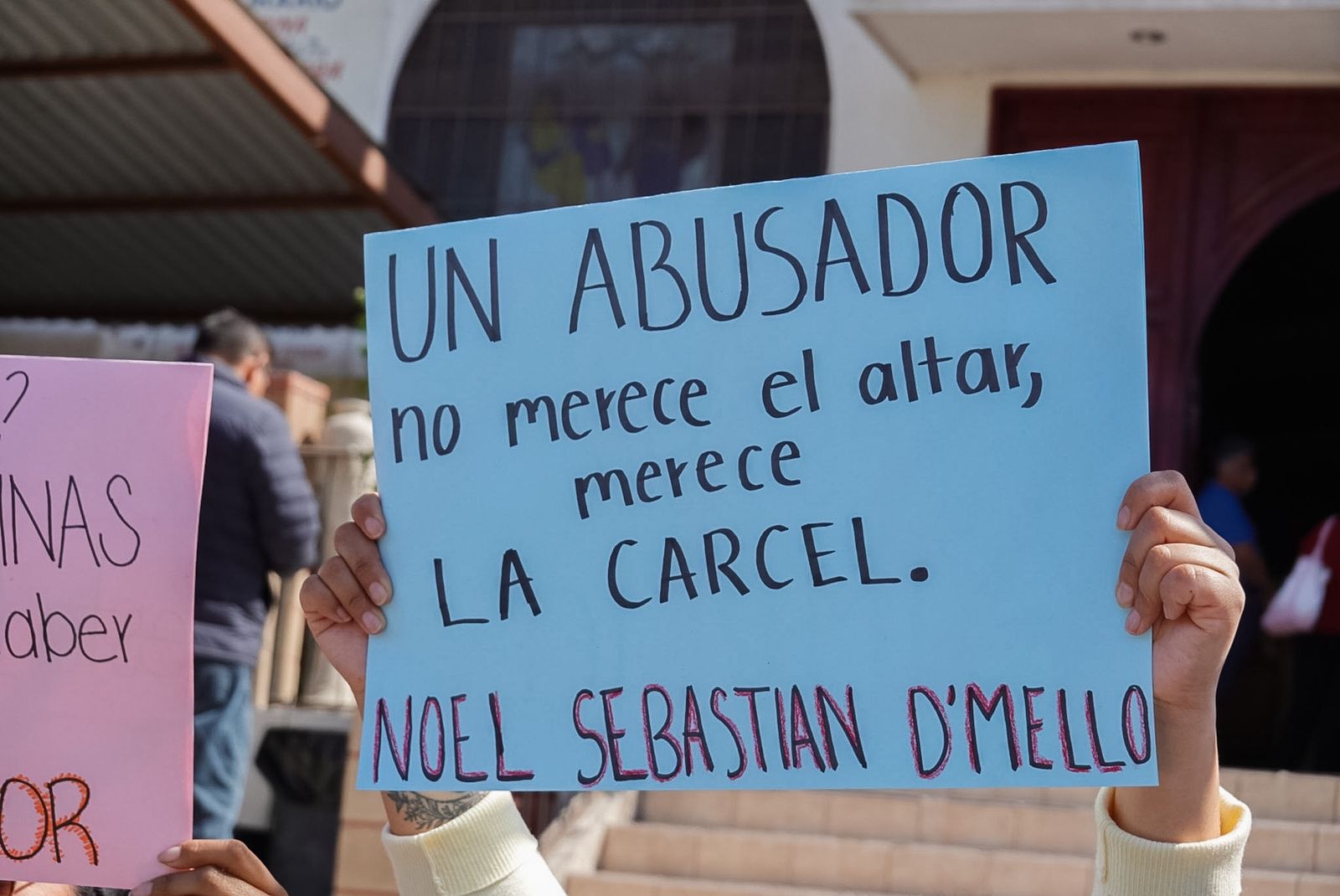 JÓVENES EXIGEN ACCIONES ANTE DENUNCIA CONTRA SACERDOTE EN TIJUANA
