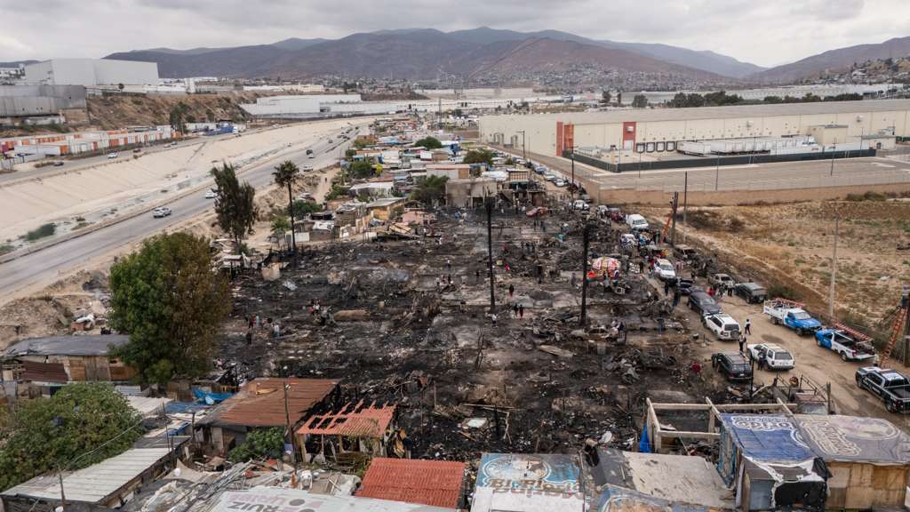 INCENDIO EN CAÑÓN DEL PADRE DEJA DECENAS DE FAMILIAS SIN HOGAR.