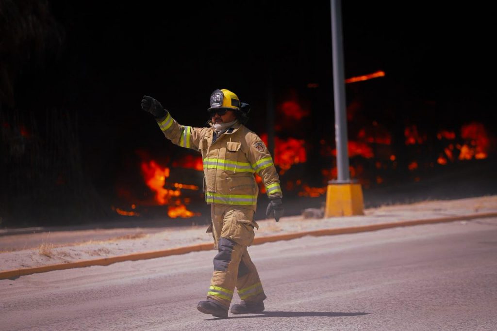 BOMBEROS CONTINÚAN COMBATIENDO INCENDIO EN YONKE.