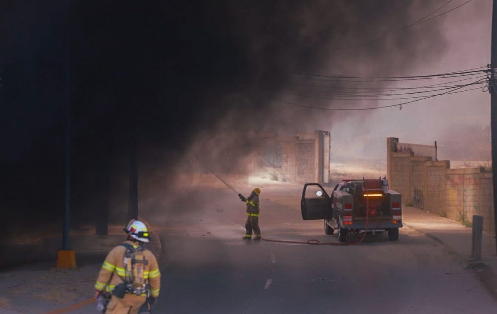 BOMBEROS CONTINÚAN COMBATIENDO INCENDIO EN YONKE.