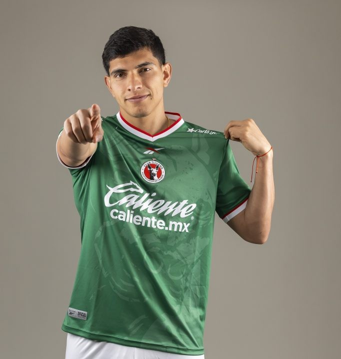Levin Castañeda, jugador de Xolos, presentando la nueva jersey.