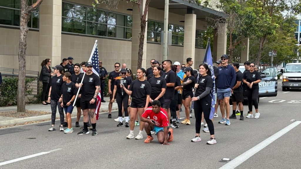 POLICIAS PARTICIPAN EN CARRERA PARA APOYAR LAS OLIMPIADAS ESPECIALES.