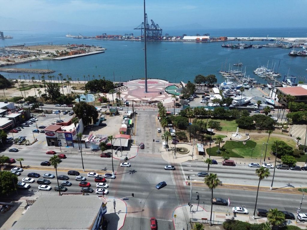 RETIRAN 26 CARPAS DE COMERCIO AMBULANTE EN  ENSENADA.
