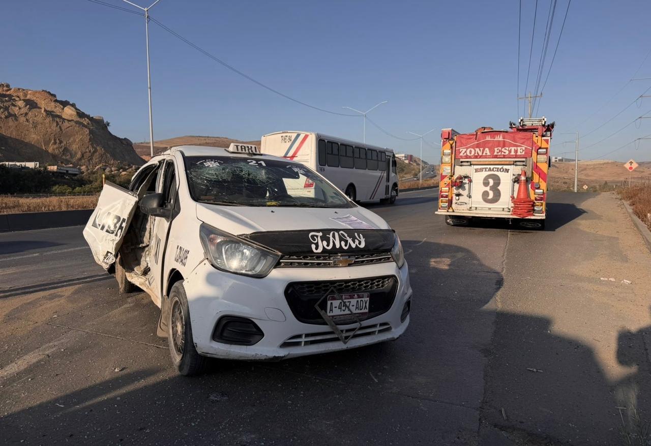 TAXI SE IMPACTA CONTRA POSTE EN EL BULEVAR 2000