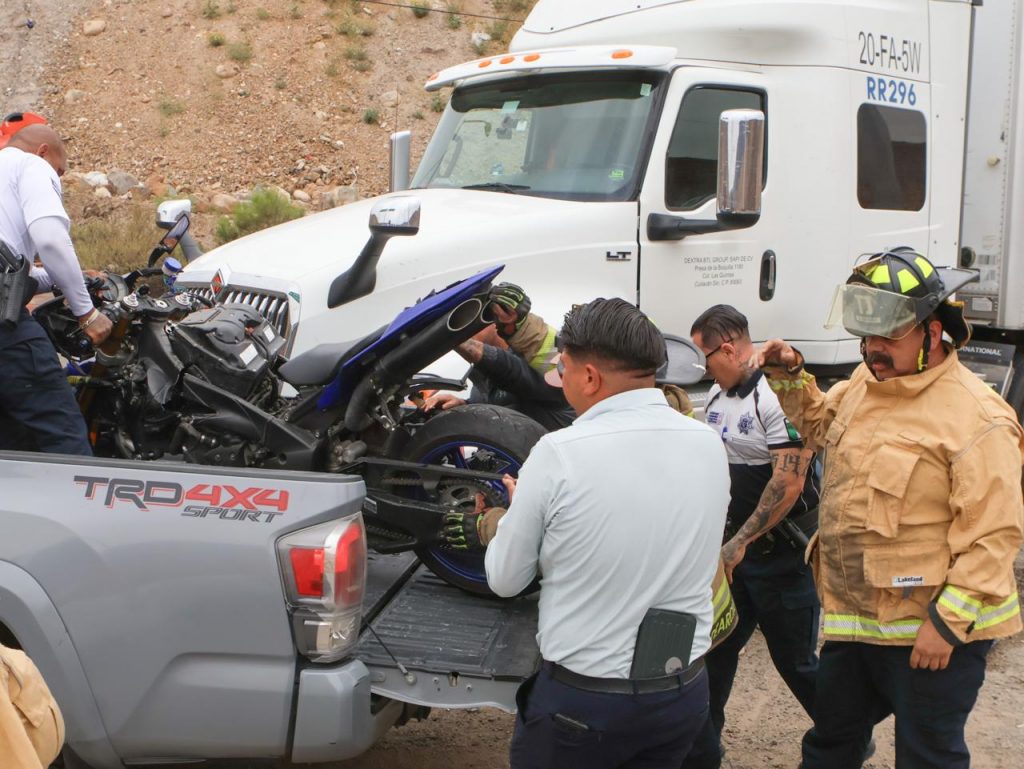 TRÁILER IMPACTA A MOTOCICLISTA EN EL ENTRONQUE AL BULEVAR 2000.