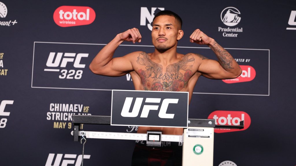Joshua Van en el pesaje de UFC 328