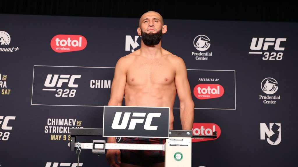 Chimaev en el pesaje de UFC 328