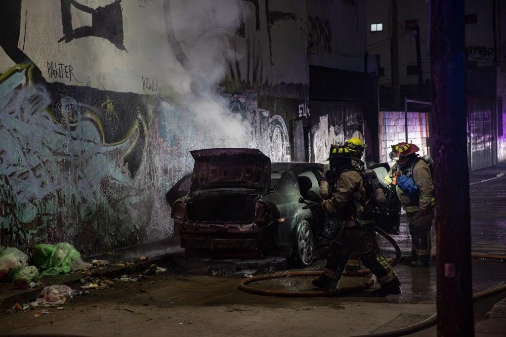 Incendio de vehículo en la Zona Centro dejó perdidas totales.