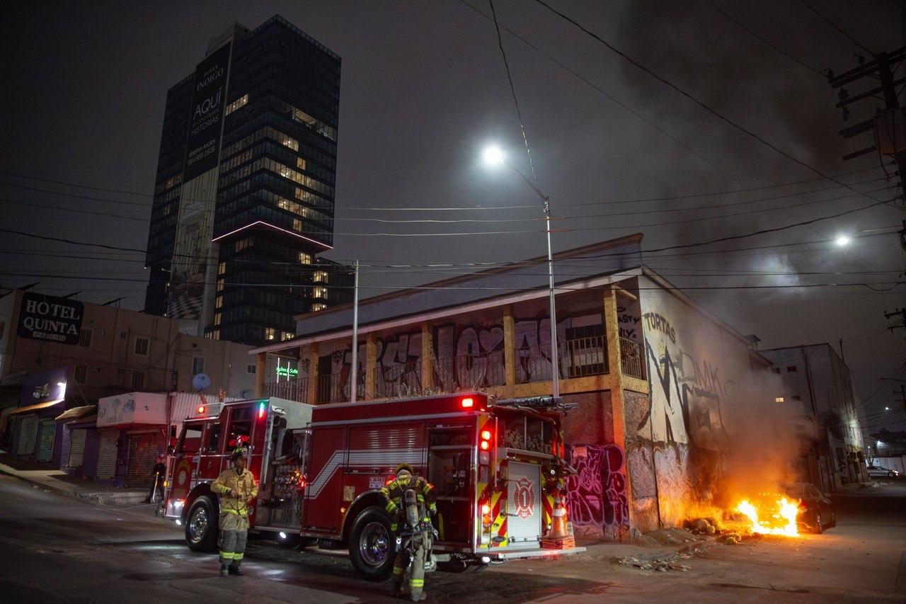 INCENDIO CONSUME AUTOMÓVIL EN LA ZONA CENTRO