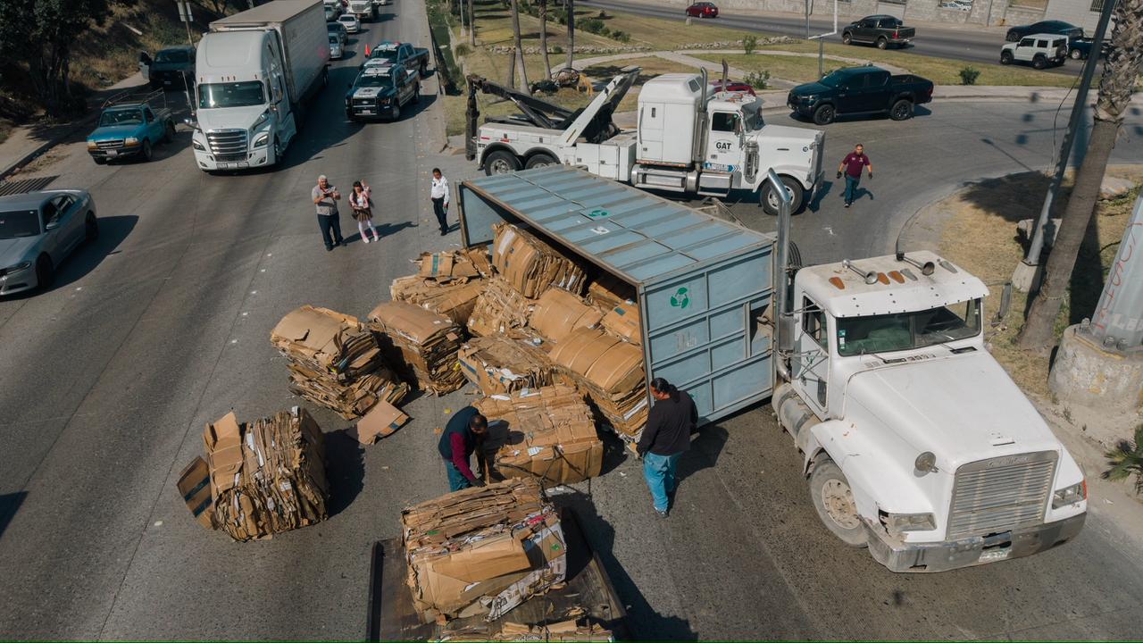 VOLCADURA EN LIBRAMIENTO SUR PROVOCA CAOS VIAL TRAS DERRAME DE PACAS DE CARTÓN
