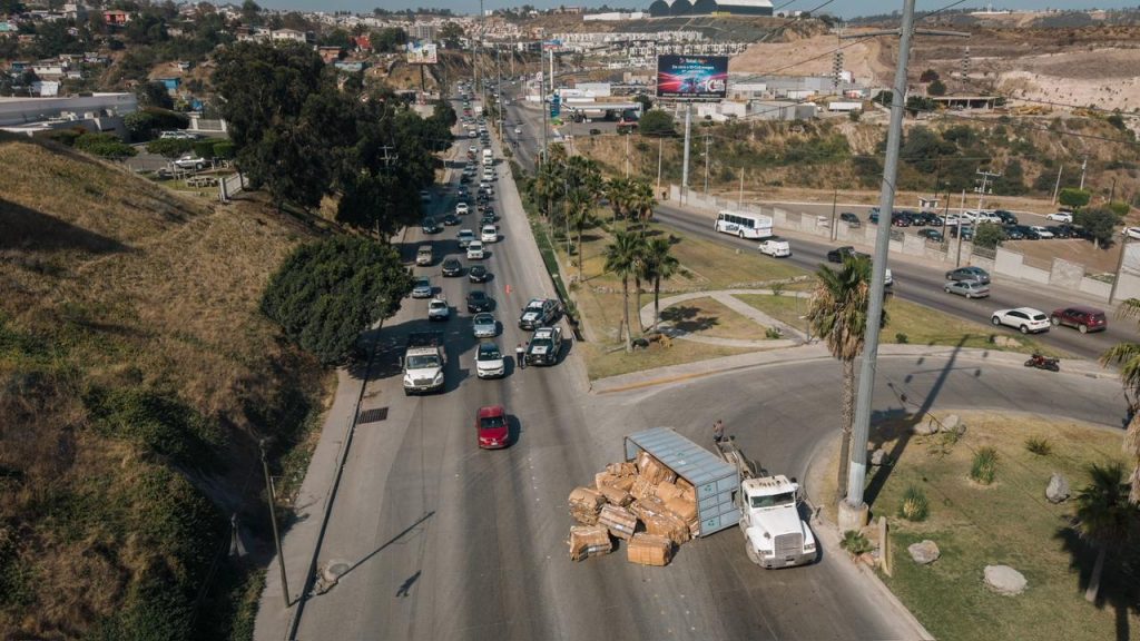 VOLCADURA EN LIBRAMIENTO SUR PROVOCA CAOS VIAL TRAS DERRAME DE PACAS DE CARTÓN.