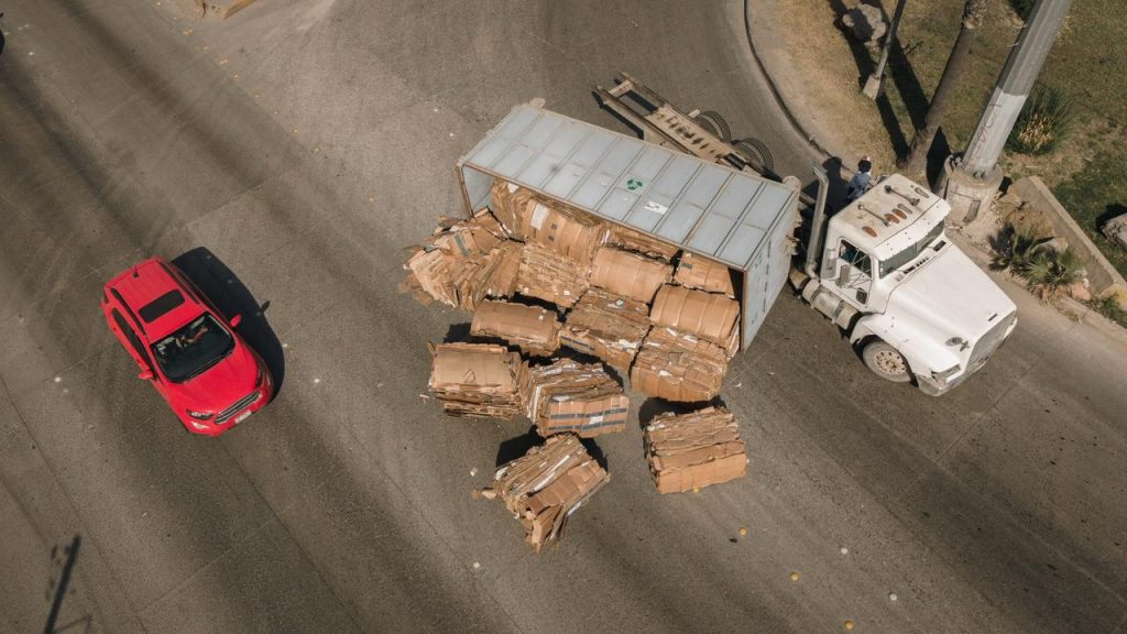 VOLCADURA EN LIBRAMIENTO SUR PROVOCA CAOS VIAL TRAS DERRAME DE PACAS DE CARTÓN.