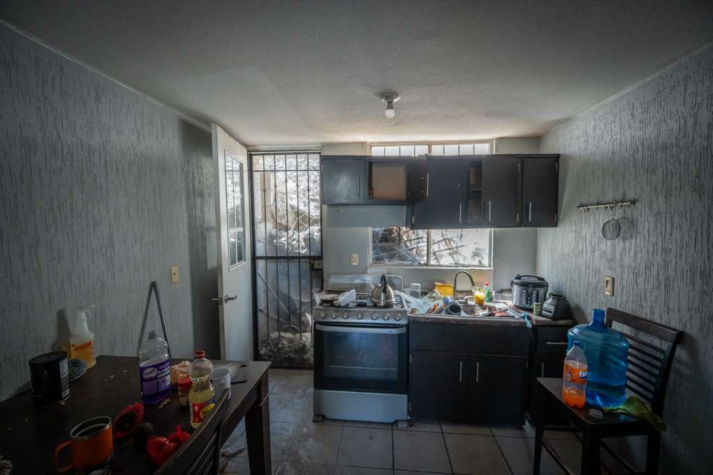 Casa afectada tras deslizamiento.