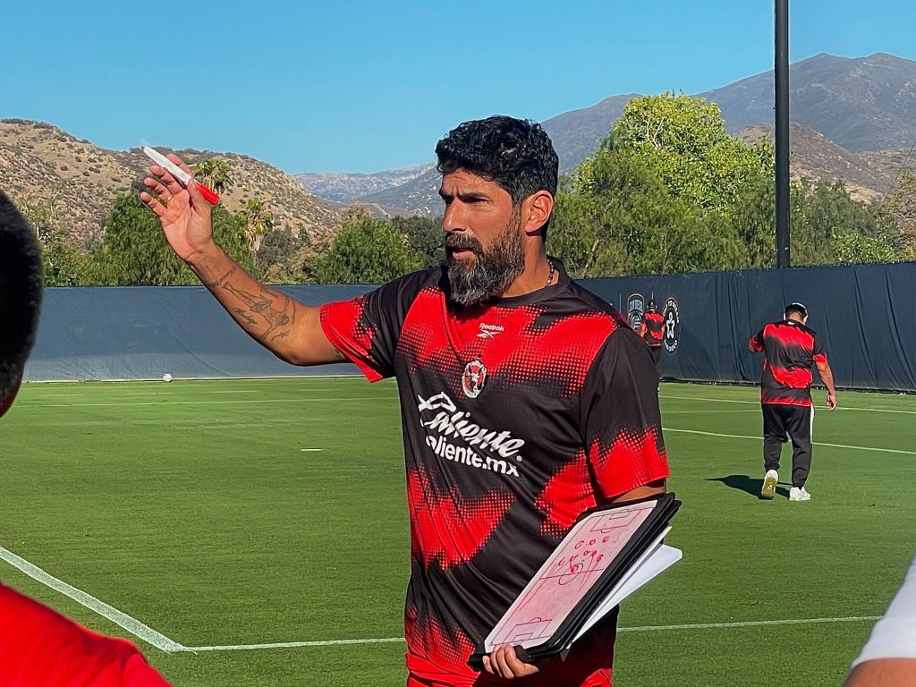 Sebastián Abreu dando indicaciones al equipo de Xolos durante al amistoso ante San Diego FC.