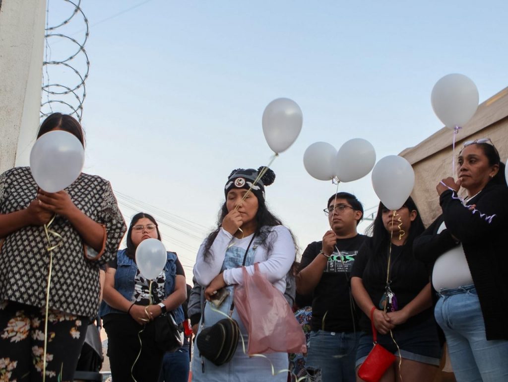 Vecinos de Valles del Sol reunidos en altar por bebé sin vida.
