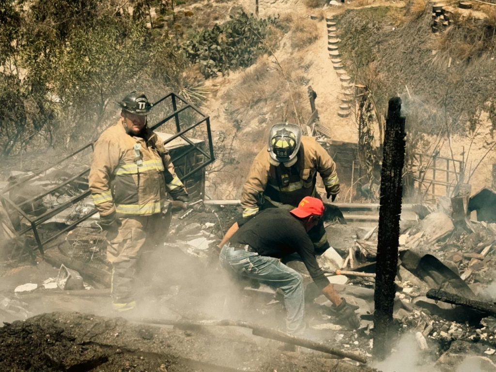 Bomberos sofocando incendio en Amparo Sánchez.