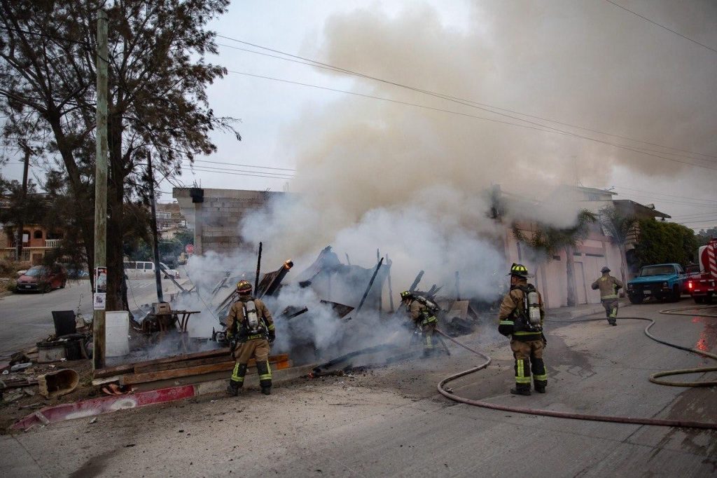 Incendio consume casa en colonia San Ángel.