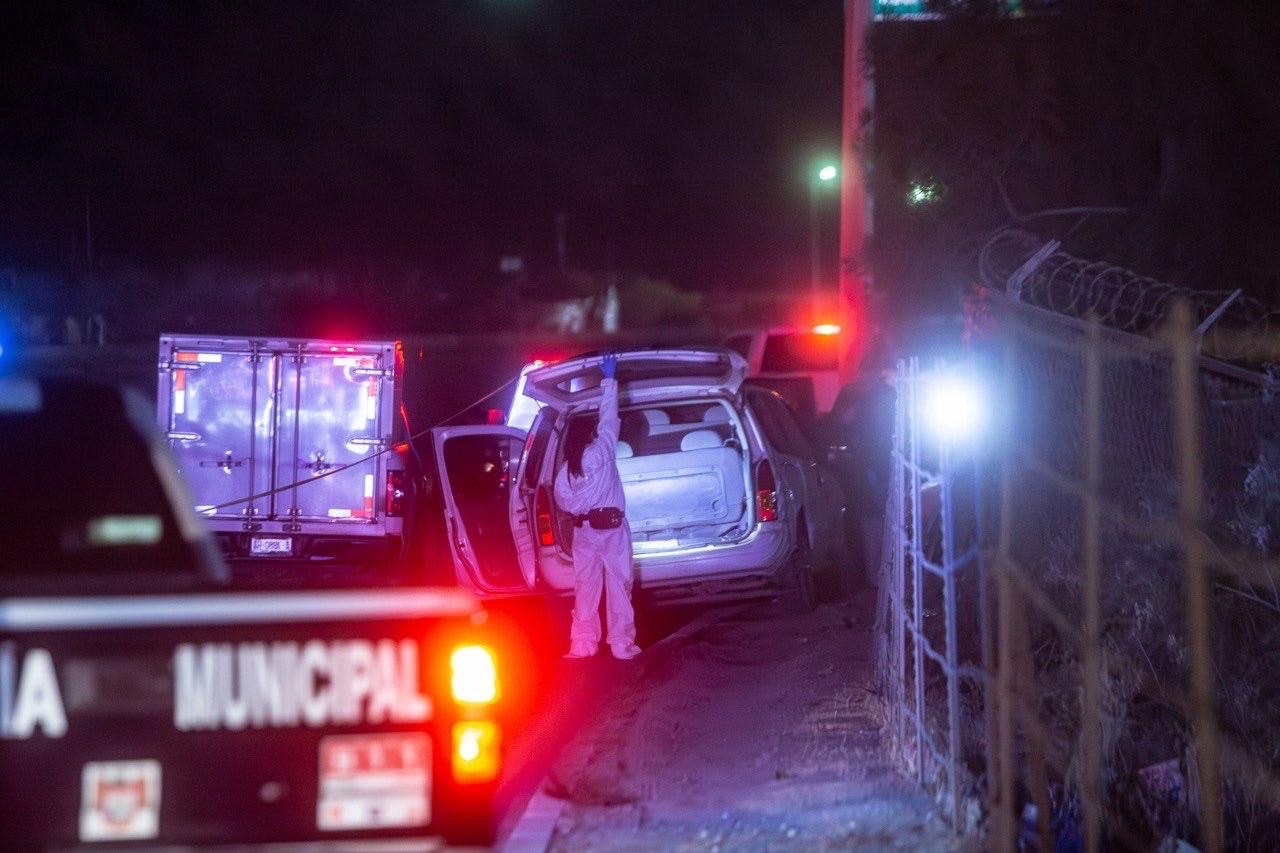 LOCALIZAN CUERPO ENVUELTO EN UNA COBIJA DENTRO DE VEHÍCULO ABANDONADO