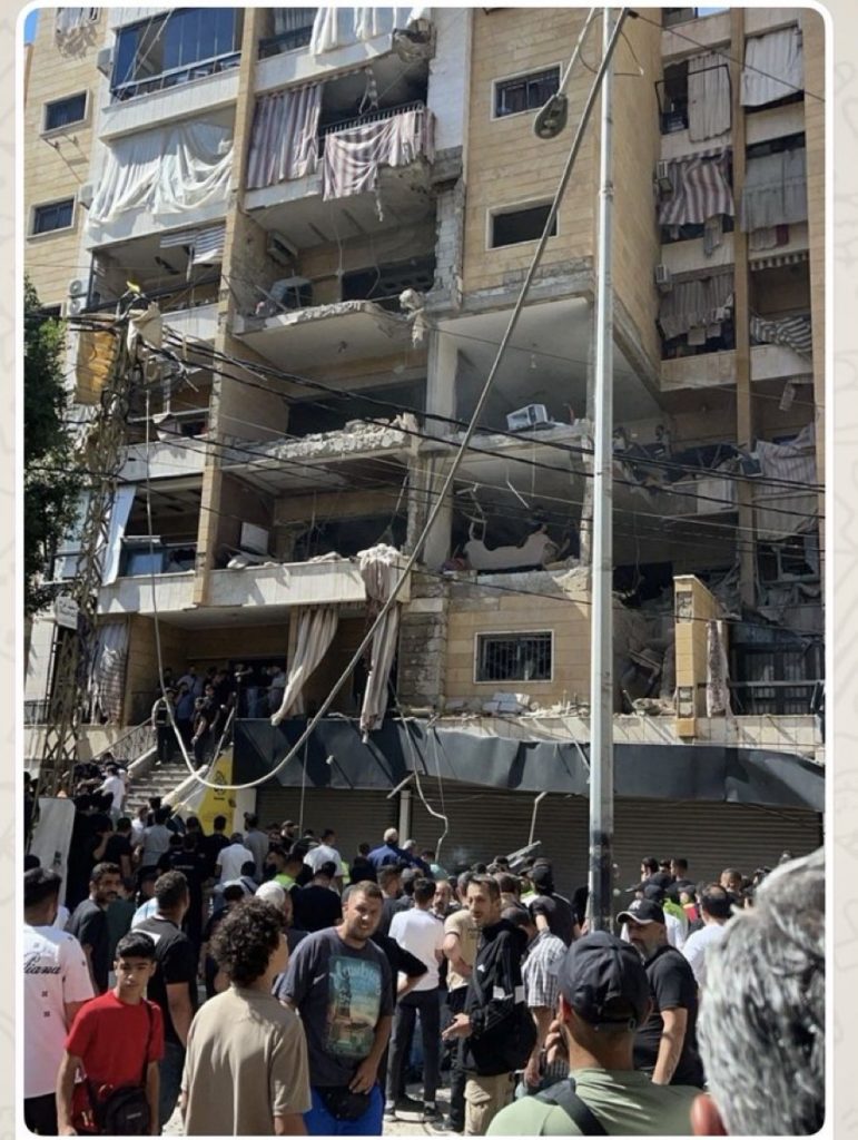 Torre residencial afecta por bombardeo de Israel en Beirut.