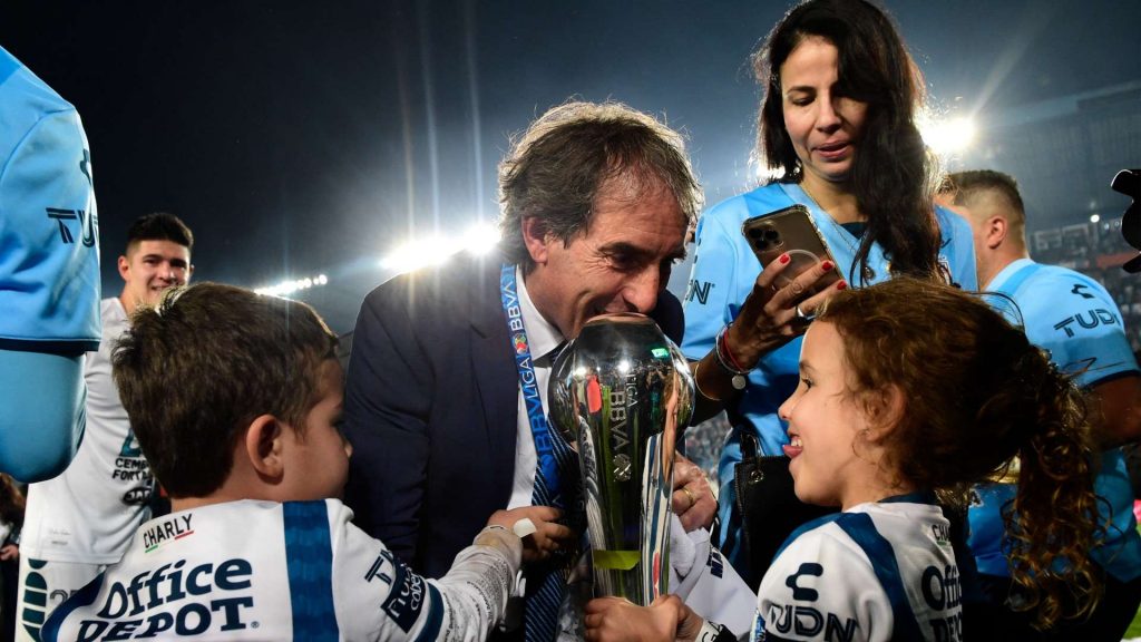 Almada celebrando el título de Liga MX con Pachuca en el apertura 2022.