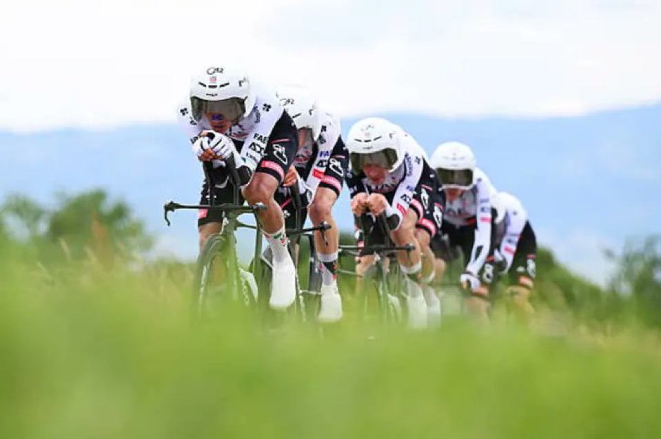 Isaac del Toro y sus compañeros durante la etapa 3 del Tour Auvergne-Rhône-Alpes 2026.