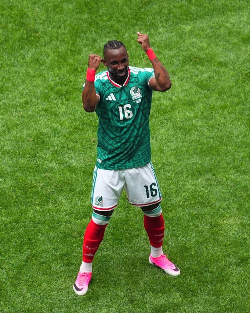 Julián Quiñones celebrando su gol ante Sudáfrica