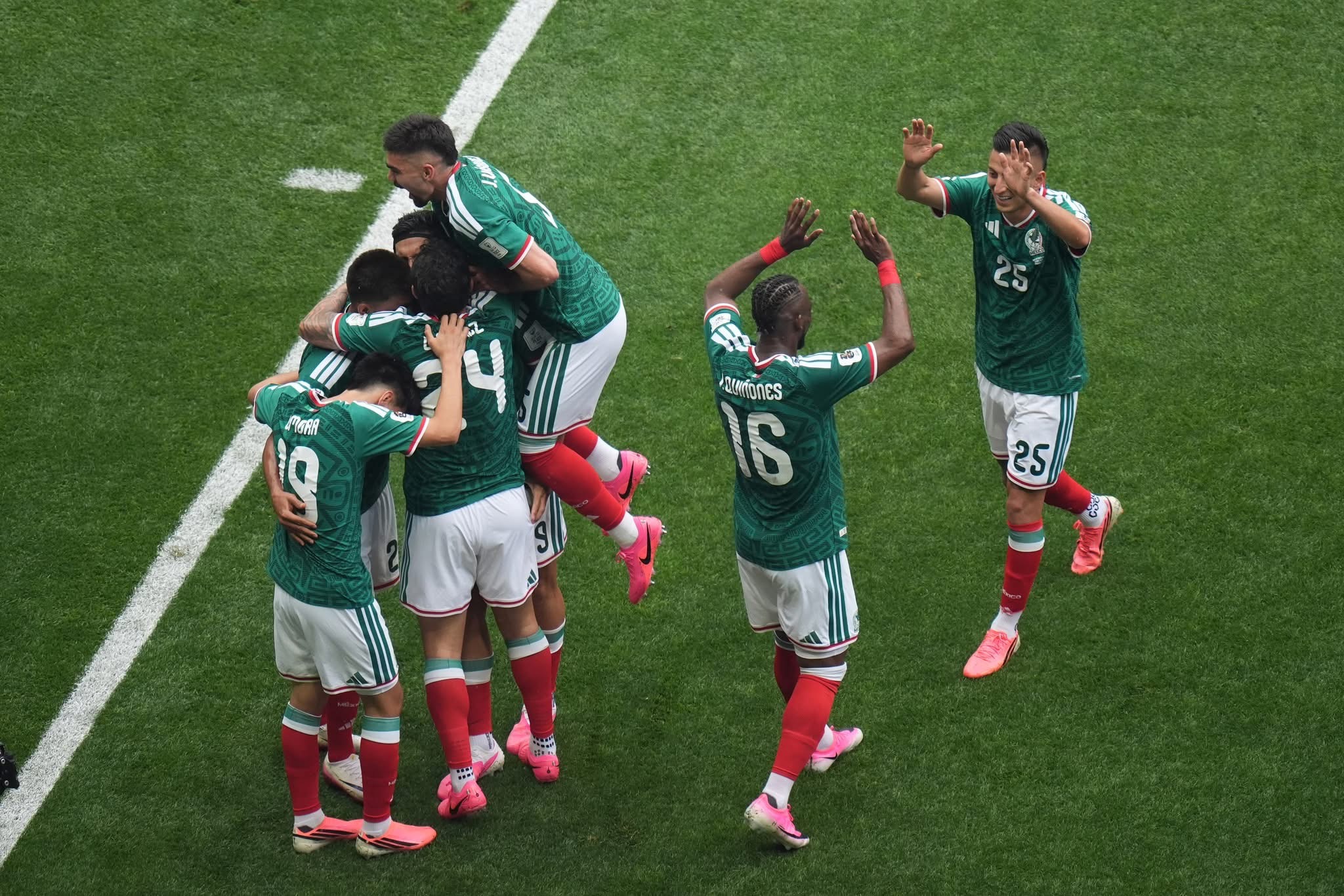 MÉXICO SE LLEVA UNA VICTORIA HISTÓRICA ANTE SUDÁFRICA