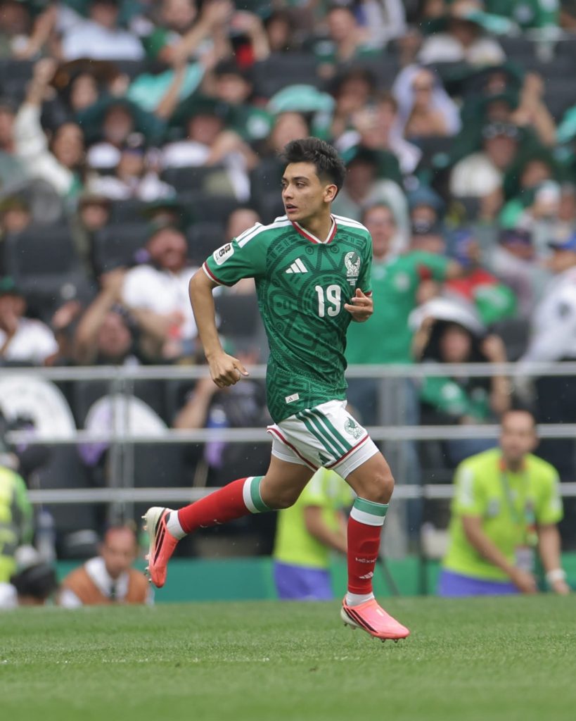 El jugador de Xolos, Gilberto Mora, ingresando al campo en el partido ante Sudáfrica.