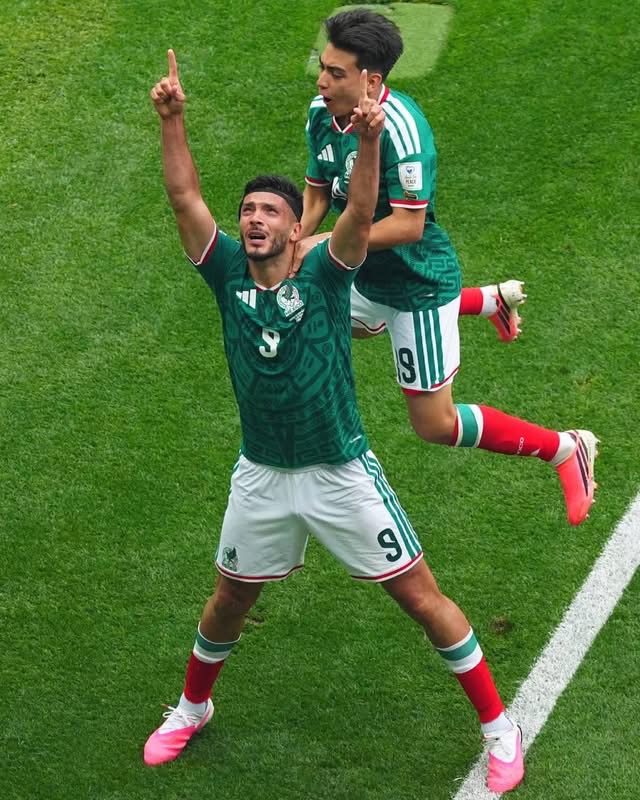 Raul Jiménez celebrando su primer gol en mundiales.