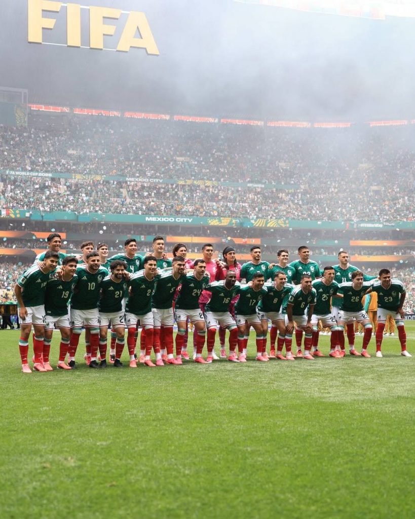Los 26 jugadores de la Selección Nacional de Mexico posando antes del partido inaugural ante Sudáfrica