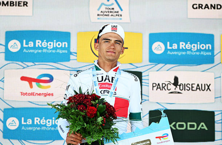 Isaac del Toro llevandose el primer lugar de la etapa 7 del Tour Auvergne-Rhône-Alpes 2026