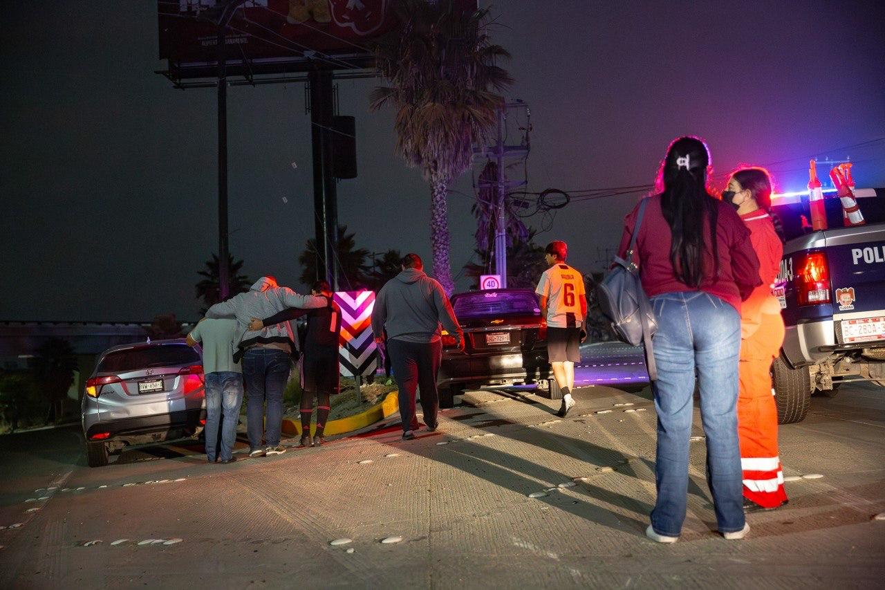 MOTOCICLISTA RESULTA LESIONADO TRAS DERRAPAR EN LA CARRETERA LIBRE TIJUANA-ROSARITO