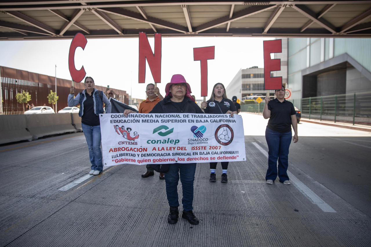 MAESTROS DE LA CNTE CIERRAN VIALIDAD RUMBO AL AEROPUERTO