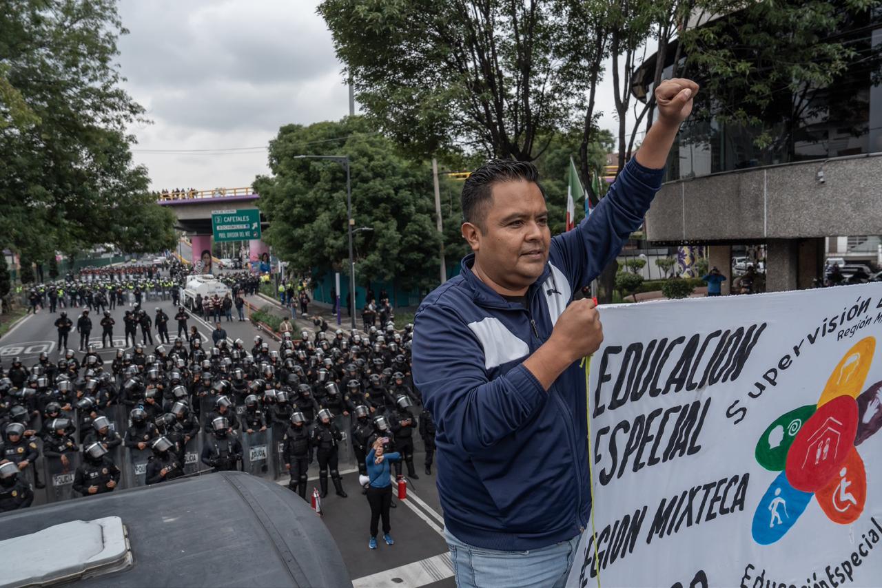 CNTE TOPA CON CERCO POLICIAL RUMBO AL ESTADIO CIUDAD DE MÉXICO
