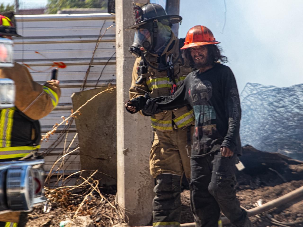 RESCATAN A HOMBRE ATRAPADO DURANTE INCENDIO EN EL EJIDO FRANCISCO VILLA