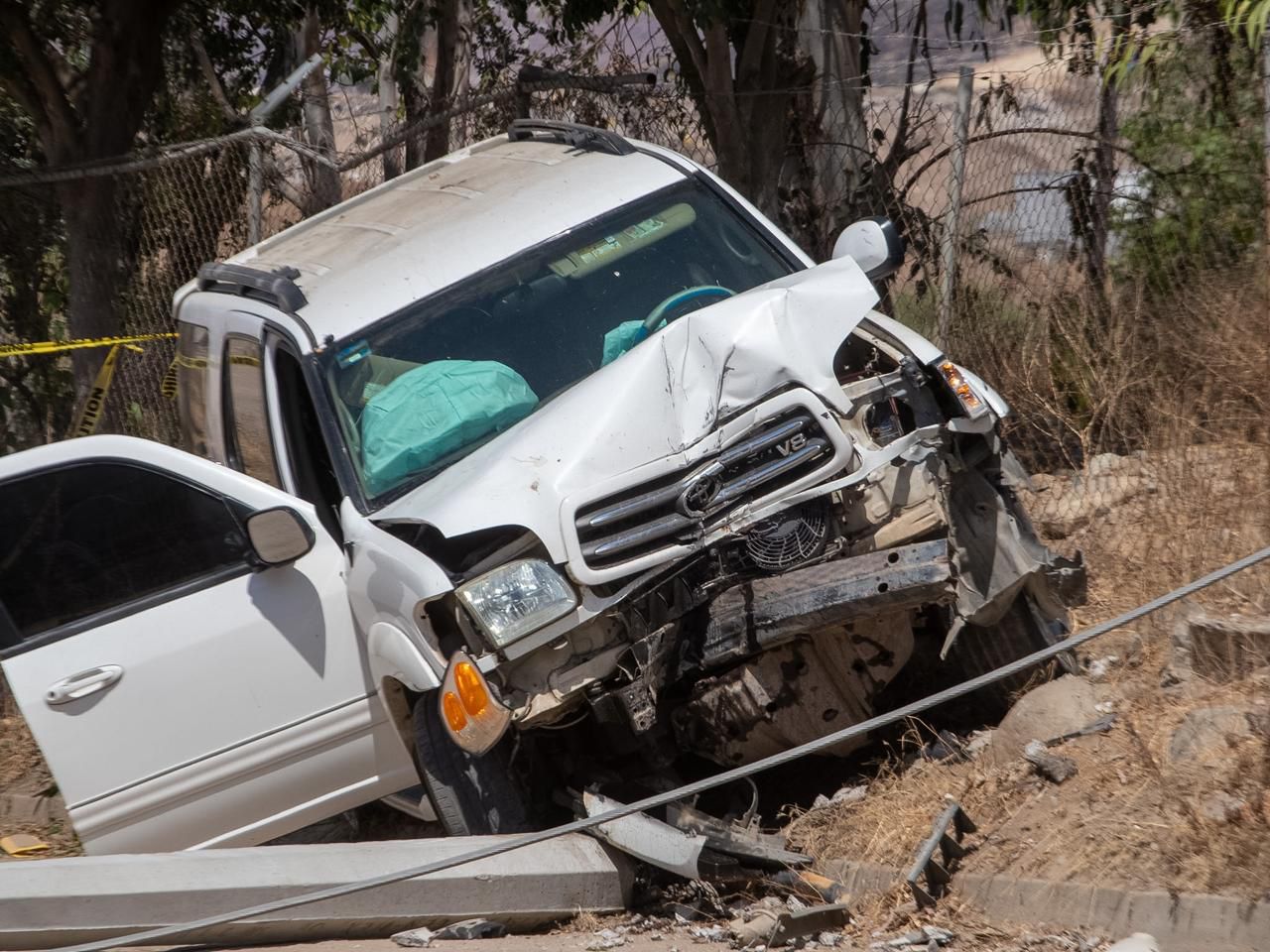 ABANDONAN CAMIONETA TRAS DERRIBAR POSTE DE LUZ EN VALLE DEL ÁLAMAR 2